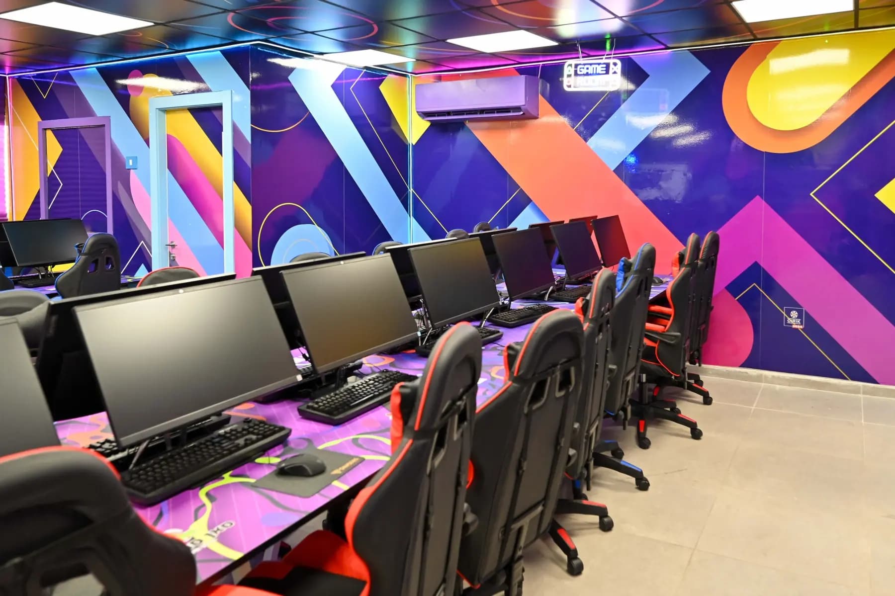 כיתת גיימינג ופיתוח משחקים של סאן ספארק עם עמדות מחשב אישיות